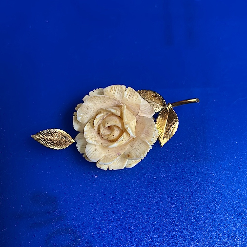 Vintage Wells flower brooch